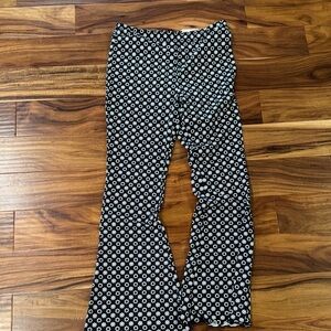 * NEW* Kohl's Black and White Floral Pants. Flare Leg!